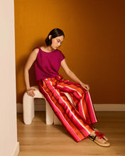 Cargar imagen en el visor de la galería, Pantalón rayas rojo
