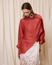 Cargar imagen en el visor de la galería, Blusa con capa teja
