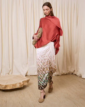 Cargar imagen en el visor de la galería, Blusa con capa teja
