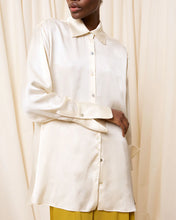 Cargar imagen en el visor de la galería, Camisa satinada beige
