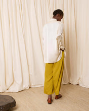 Cargar imagen en el visor de la galería, Camisa satinada beige
