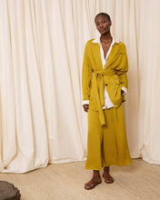 Cargar imagen en el visor de la galería, Blazer satinada pistacho
