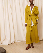 Cargar imagen en el visor de la galería, Camisa satinada beige
