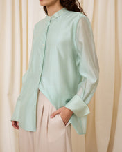 Cargar imagen en el visor de la galería, Blusa celeste con apertura trasera
