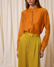 Cargar imagen en el visor de la galería, Blusa naranja con apertura trasera
