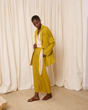 Cargar imagen en el visor de la galería, Blazer satinada pistacho
