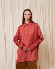 Cargar imagen en el visor de la galería, Camisa satinada teja
