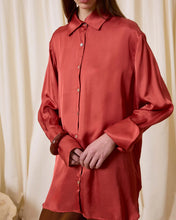 Cargar imagen en el visor de la galería, Camisa satinada teja
