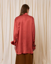 Cargar imagen en el visor de la galería, Camisa satinada teja
