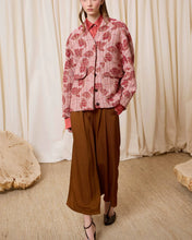 Cargar imagen en el visor de la galería, Cazadora rosa de flores
