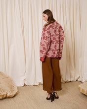 Cargar imagen en el visor de la galería, Cazadora rosa de flores
