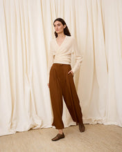 Cargar imagen en el visor de la galería, Chaqueta con lazada beige
