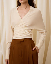 Cargar imagen en el visor de la galería, Chaqueta con lazada beige
