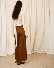 Cargar imagen en el visor de la galería, Chaqueta con lazada beige
