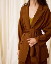 Cargar imagen en el visor de la galería, Blazer satinada marrón chocolate
