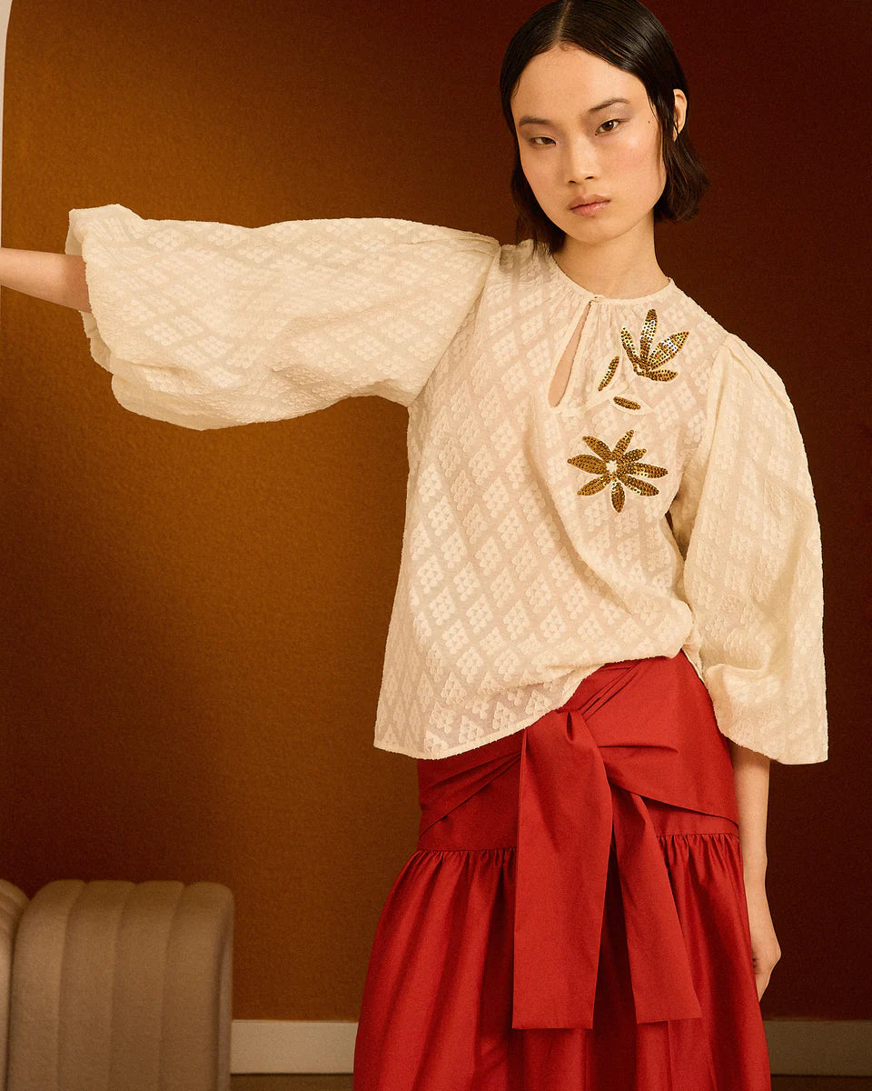 Blusa con hojas doradas