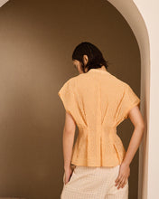 Cargar imagen en el visor de la galería, Blusa calada mandarina
