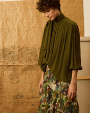 Cargar imagen en el visor de la galería, Blusa verde cuello alto lazada
