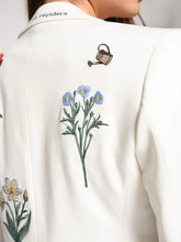 Cargar imagen en el visor de la galería, CHAQUETA BLANCA FLORES BORDADAS
