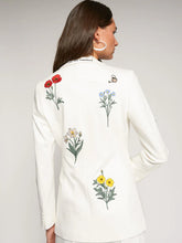 Cargar imagen en el visor de la galería, CHAQUETA BLANCA FLORES BORDADAS
