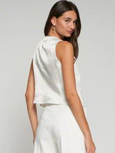 Cargar imagen en el visor de la galería, CHALECO BLANCO FLORES BORDADAS
