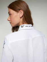 Cargar imagen en el visor de la galería, CAMISA BLANCA FLORES BORDADO
