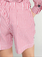 Cargar imagen en el visor de la galería, PANTALÓN CORTO RAYAS ROJAS FLORES LENTEJUELAS
