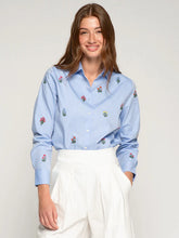 Cargar imagen en el visor de la galería, CAMISA AZUL BORDADOS FLORES
