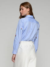 Cargar imagen en el visor de la galería, CAMISA AZUL BORDADOS FLORES
