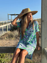Cargar imagen en el visor de la galería, VESTIDO CAMISERO CORTO ESTAMPADO TROPICAL VERDE Y AZUL

