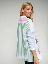 Cargar imagen en el visor de la galería, CAMISA BLANCA BORDADA AZUL, VERDE Y ROSA
