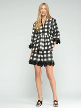 Cargar imagen en el visor de la galería, PANTALÓN CORTO CUADRO VICHY BLANCO Y NEGRO
