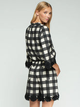 Cargar imagen en el visor de la galería, PANTALÓN CORTO CUADRO VICHY BLANCO Y NEGRO
