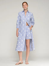 Cargar imagen en el visor de la galería, VESTIDO CAMISERO RAYAS AZUL Y FLORAL BLANCO
