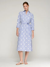 Cargar imagen en el visor de la galería, VESTIDO CAMISERO RAYAS AZUL Y FLORAL BLANCO
