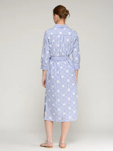 Cargar imagen en el visor de la galería, VESTIDO CAMISERO RAYAS AZUL Y FLORAL BLANCO
