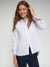 Cargar imagen en el visor de la galería, CAMISA BLANCA PUÑOS VOLANTE
