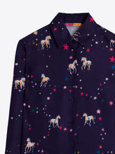 Cargar imagen en el visor de la galería, CAMISA AZUL MARINO ESTAMPADO CABALLOS Y ESTRELLAS
