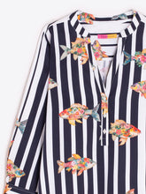 Cargar imagen en el visor de la galería, CAMISA MARINO RAYAS PECES
