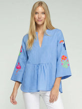 Cargar imagen en el visor de la galería, CAMISA AZUL BORDADOS TROPICALES
