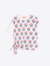 Cargar imagen en el visor de la galería, CAMISETA FLOR INDIA LAZO LATERAL
