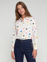 Cargar imagen en el visor de la galería, CAMISA BLANCA ESTAMPADO ESTRELLAS MULTICOLOR
