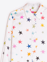 Cargar imagen en el visor de la galería, CAMISA BLANCA ESTAMPADO ESTRELLAS MULTICOLOR
