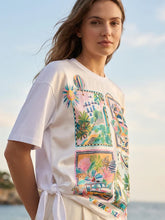 Cargar imagen en el visor de la galería, CAMISETA ESTAMPADO VACACIONES LAZO LATERAL
