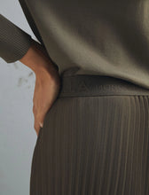 Cargar imagen en el visor de la galería, Falda midi plisada de malla - MARRON
