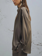 Cargar imagen en el visor de la galería, Camisa de seda - MARRON
