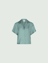 Cargar imagen en el visor de la galería, Camisa de seda de manga corta - VERDE
