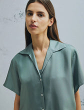 Cargar imagen en el visor de la galería, Camisa de seda de manga corta - VERDE
