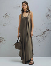 Cargar imagen en el visor de la galería, Vestido de sarga arrugada - MARRON
