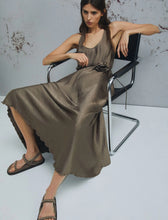 Cargar imagen en el visor de la galería, Vestido de sarga arrugada - MARRON
